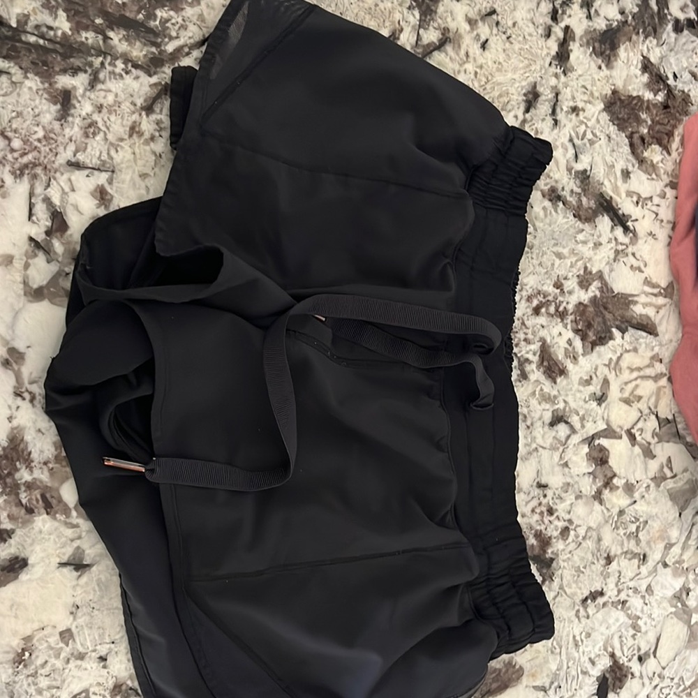 Lululemon 2.5” Black Hotty Hot size 8